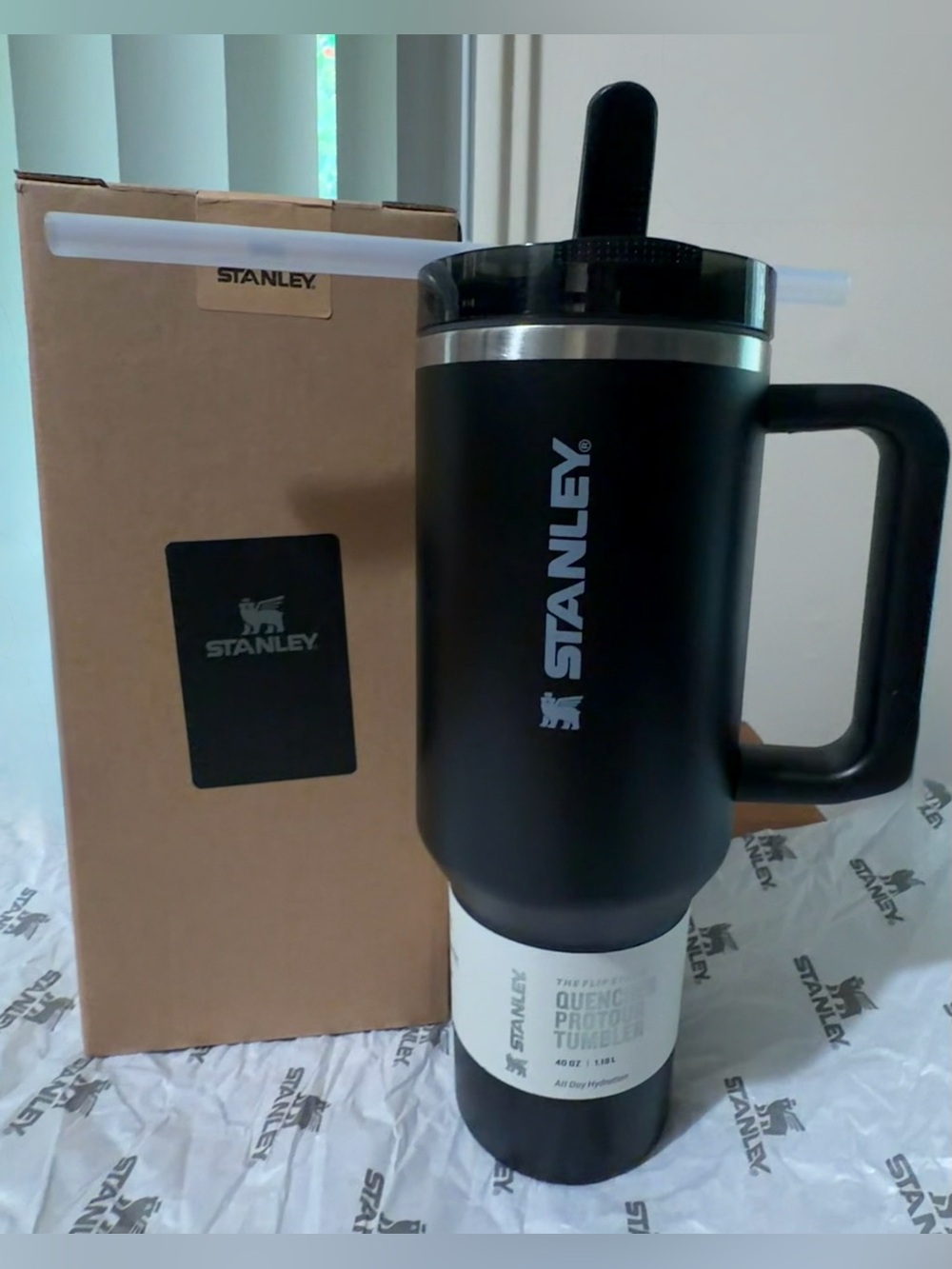 Black/Silver Trim The Quencher ProTour Flip Straw 40 OZ - NWT 🖤🩶
